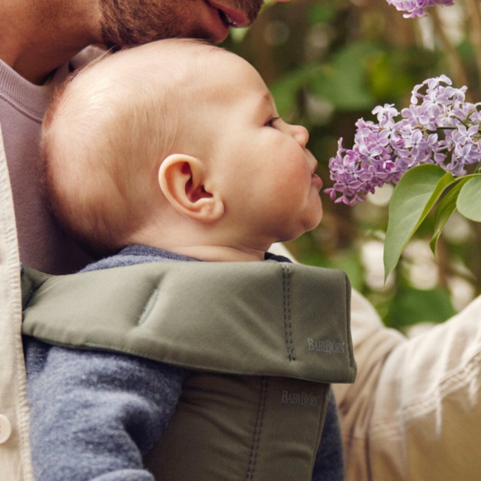 BabyBjorn - Marsupiu anatomic Mini, cu pozitii multiple de purtare, Dark Green, Tesatura [3]