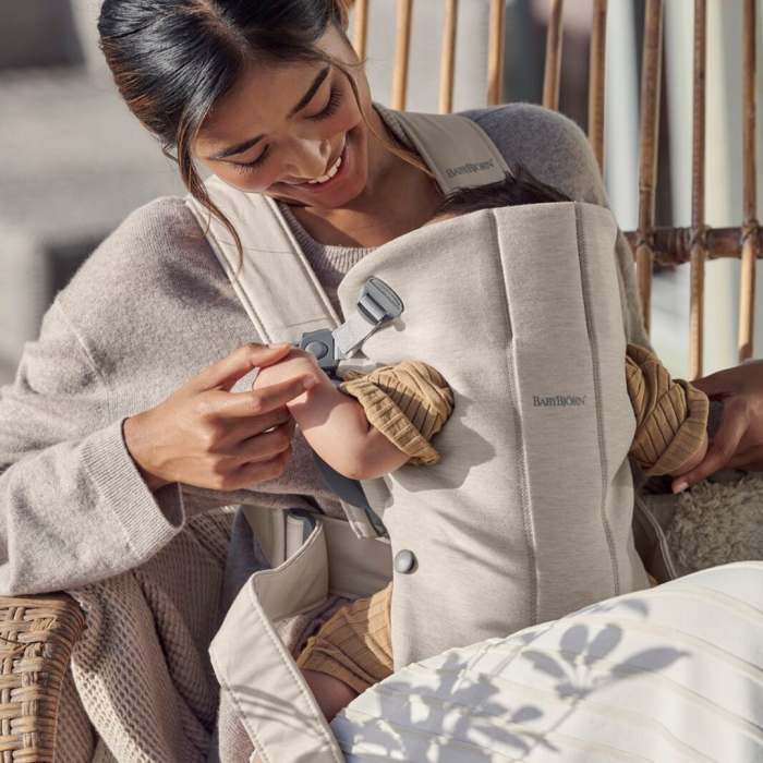 BabyBjorn - Marsupiu anatomic Mini, cu pozitii multiple de purtare, Light Beige, 3D Jersey [5]