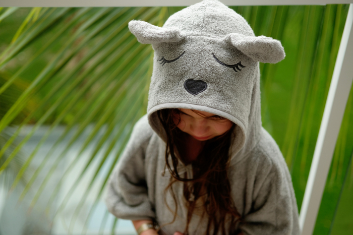 Prosop din fibra de bambus cu gluga si buzunar pentru bebelusi si copii, Poncho Teddy, Grey, 73x58 cm [2]