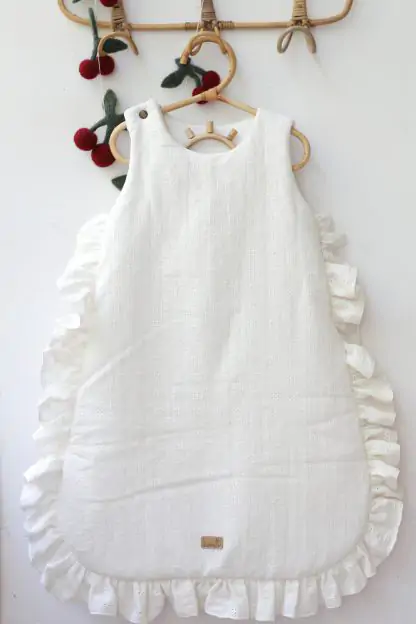 Sac de dormit pana la 9 luni, bumbac brodat Alb cu volanase by BabyLy cu umplutura antialergica BabySoft  , marimea S, 2-2,5 TOG pe tot parcursul anului [2]