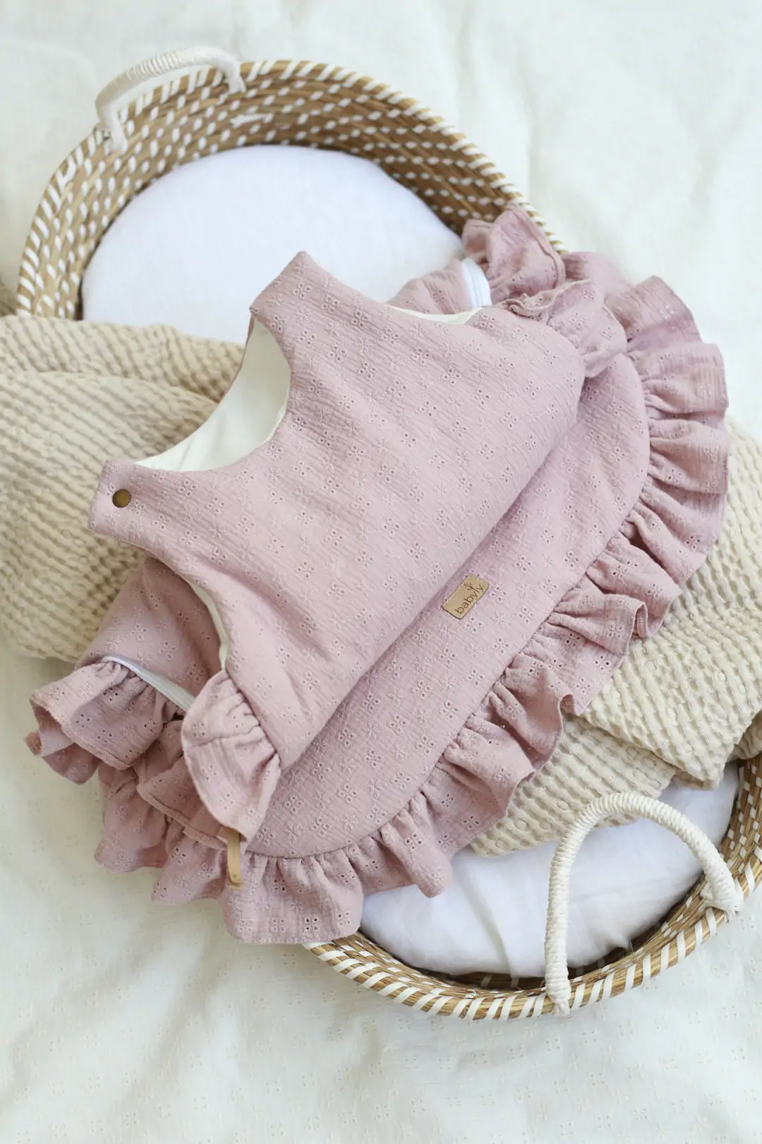 Sac de dormit pana la 9 luni, bumbac brodat Roz cu volanase by BabyLy cu umplutura antialergica, marimea S, 2-2,5 TOG pe tot parcursul anului [2]