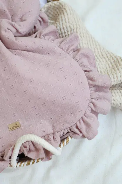 Sac de dormit pana la 9 luni, bumbac brodat Roz cu volanase by BabyLy cu umplutura antialergica, marimea S, 2-2,5 TOG pe tot parcursul anului [5]