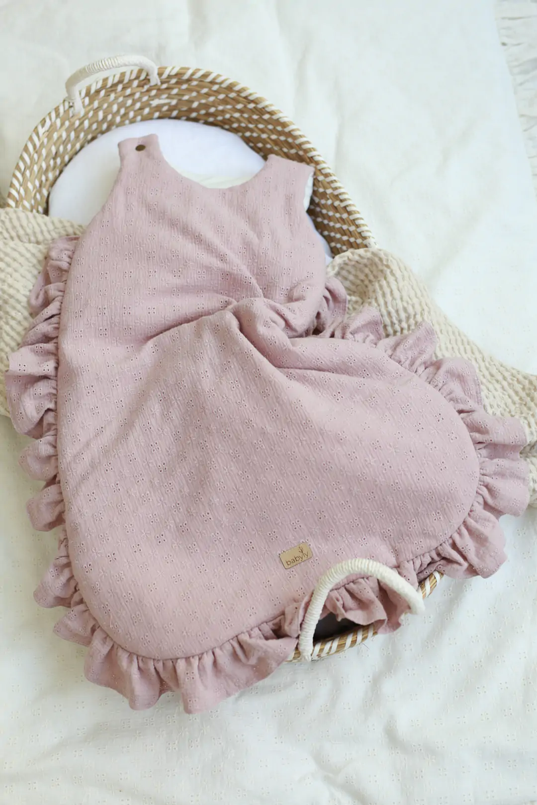 Sac de dormit pana la 9 luni, bumbac brodat Roz cu volanase by BabyLy cu umplutura antialergica, marimea S, 2-2,5 TOG pe tot parcursul anului [4]