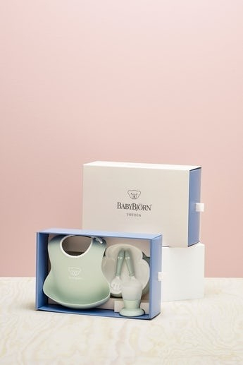 Set hranire: farfurie, lingurita, furculita, pahar si bavetica pentru bebe, Powder Green [5]