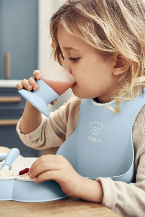 Set hranire: farfurie, lingurita, furculita, pahar si bavetica pentru bebe, Powder Blue [2]