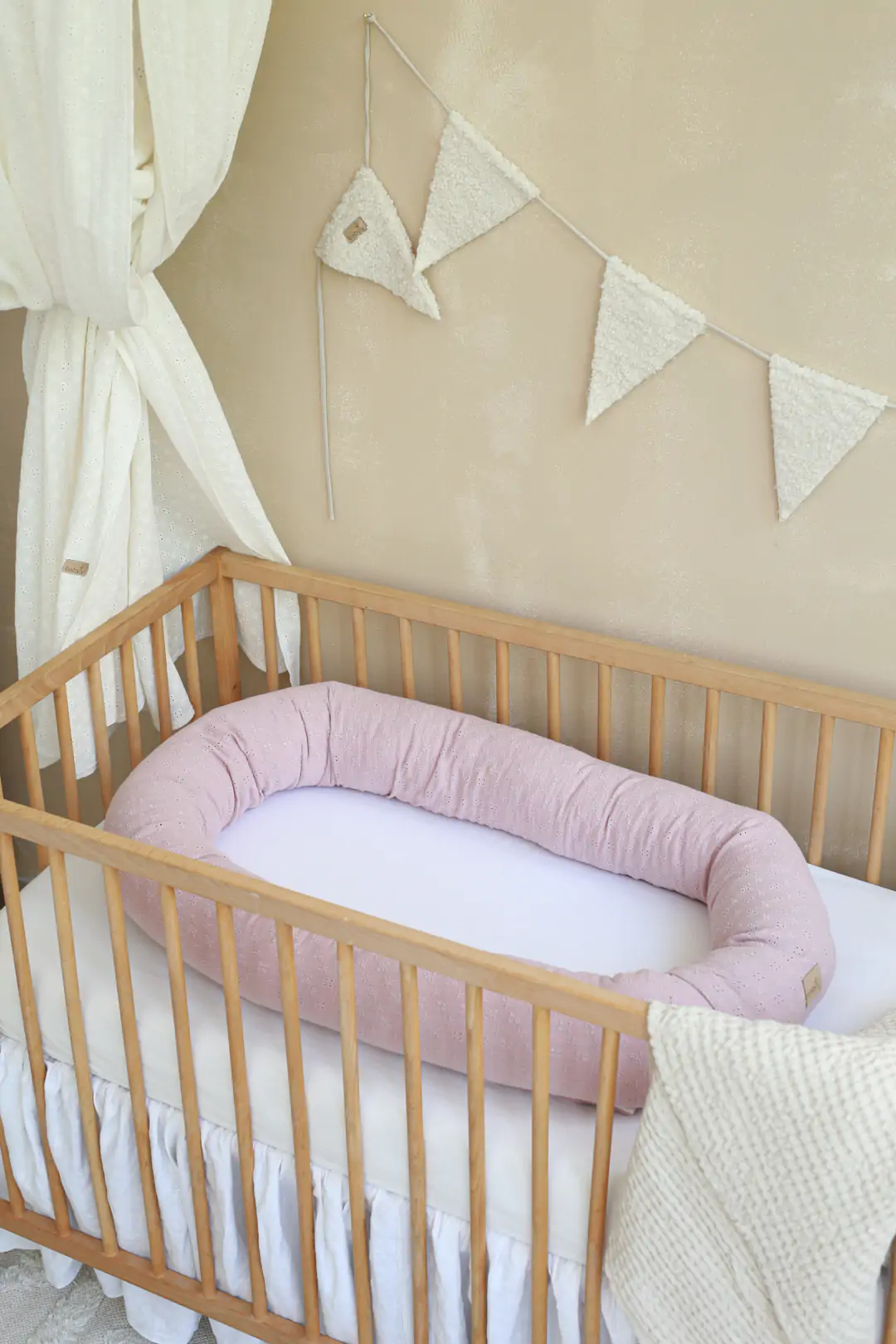 Suport de dormit Babynest 2in1 bara protectie patut Premium Bumbac Brodat Roz, 85x50 cm [3]