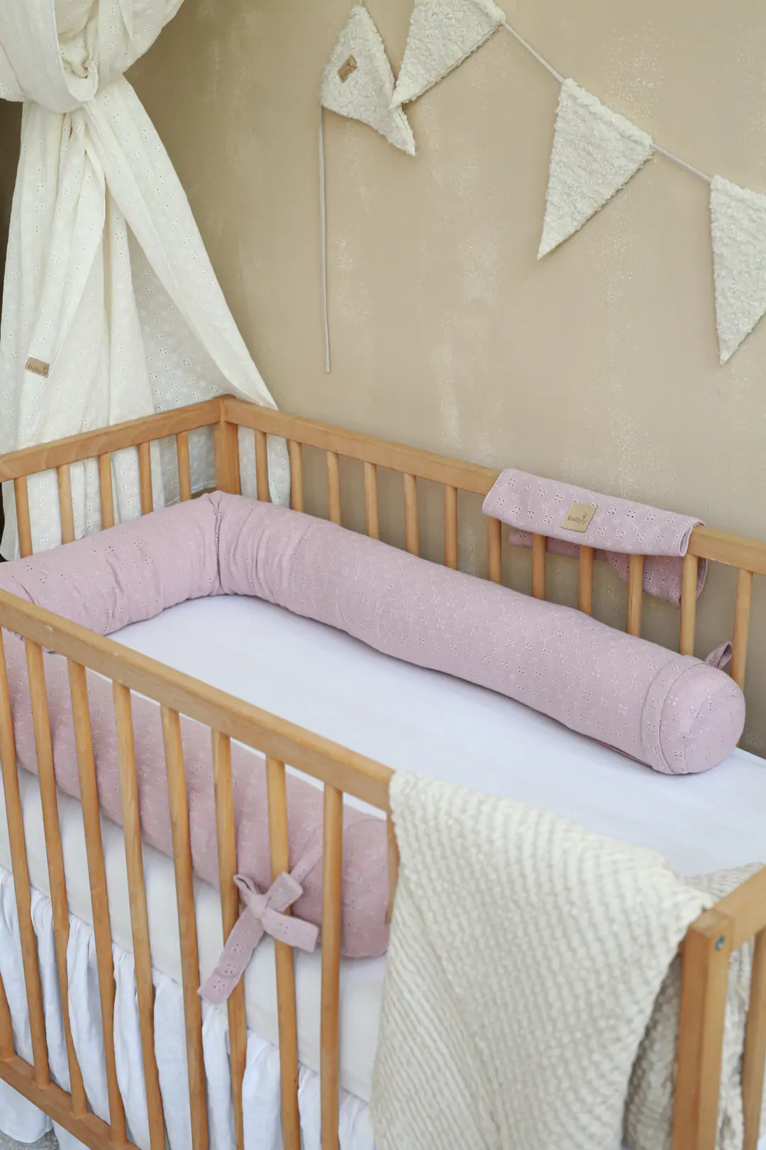 Suport de dormit Babynest 2in1 bara protectie patut Premium Bumbac Brodat Roz, 85x50 cm [9]