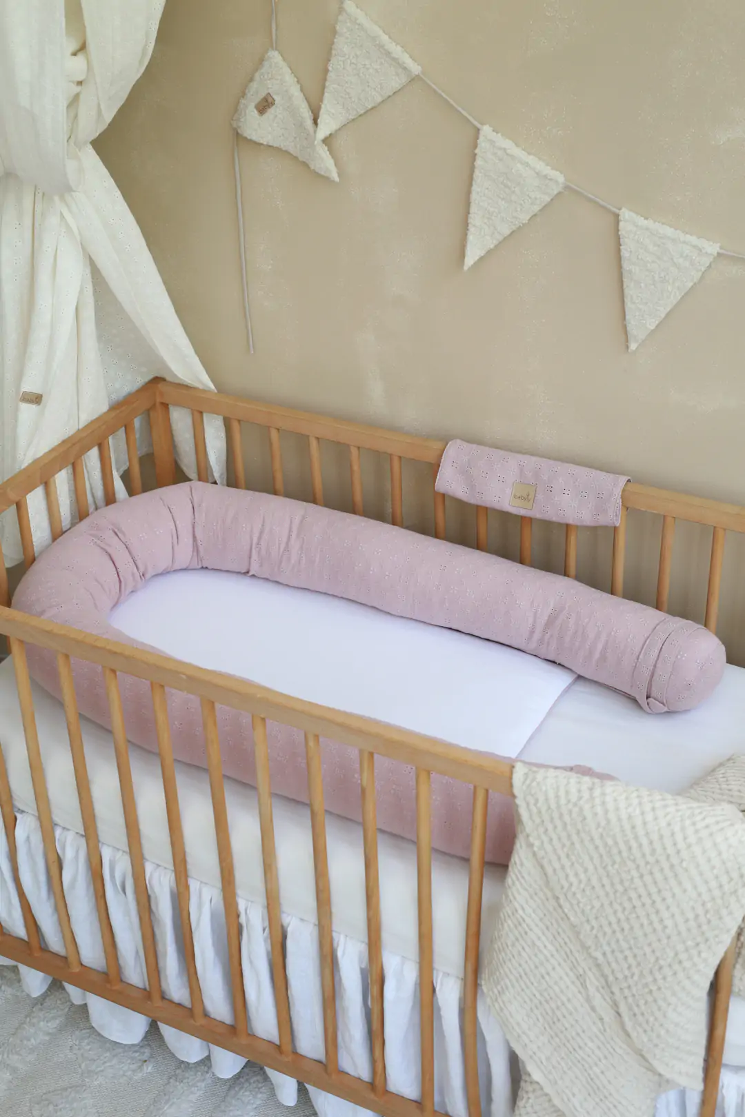 Suport de dormit Babynest 2in1 bara protectie patut Premium Bumbac Brodat Roz, 85x50 cm [7]
