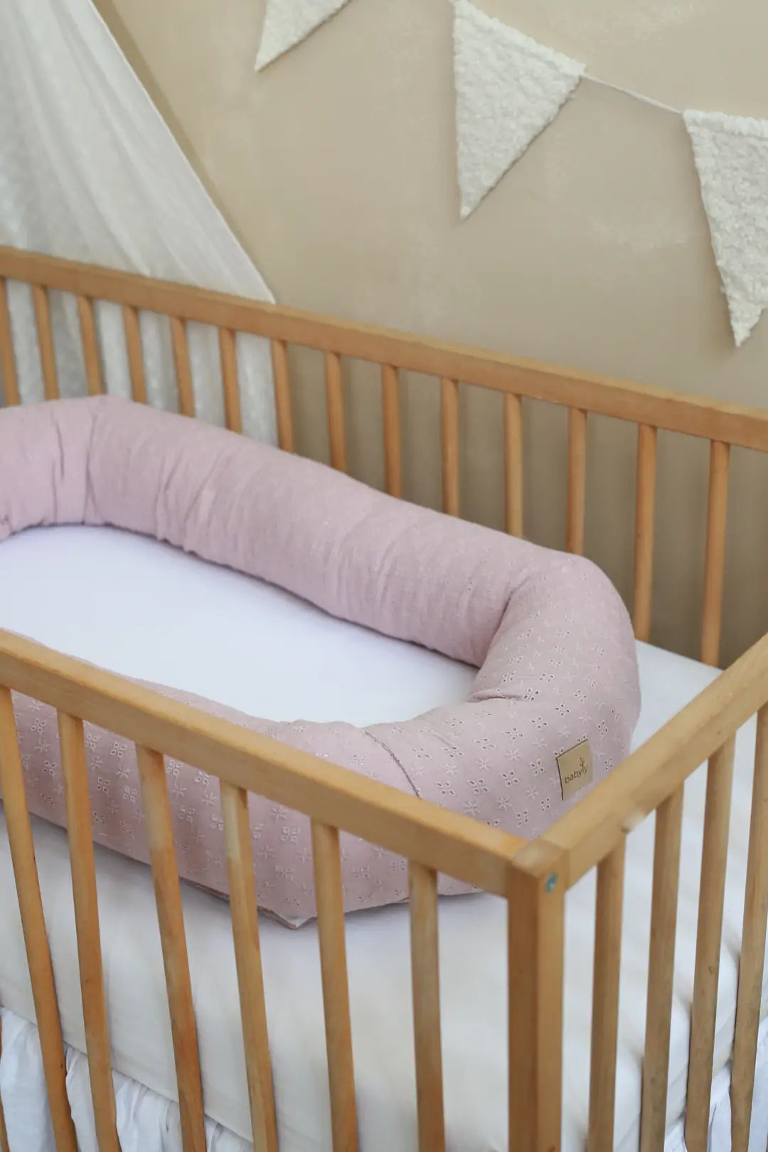 Suport de dormit Babynest 2in1 bara protectie patut Premium Bumbac Brodat Roz, 85x50 cm [4]
