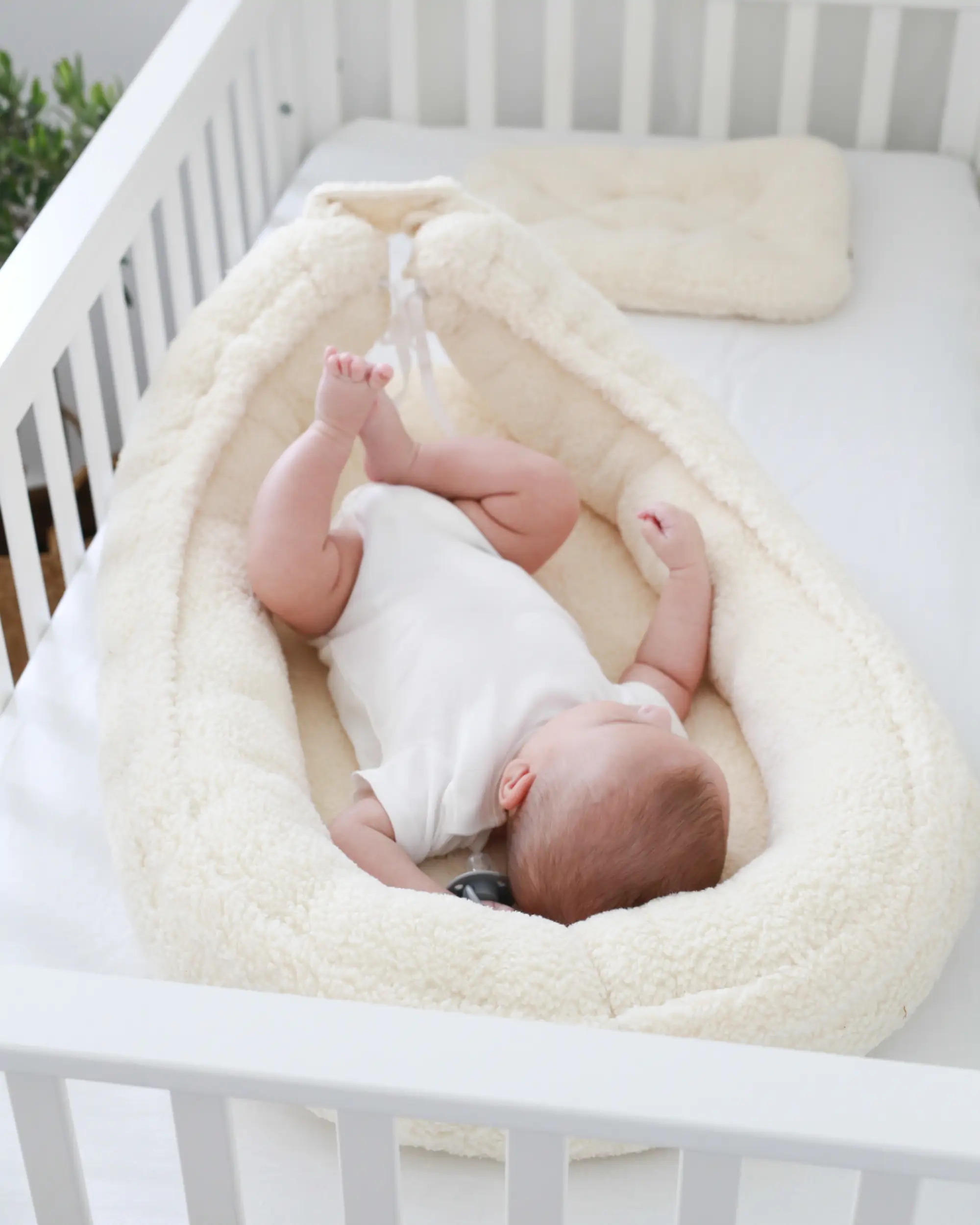 Suport de dormit Babynest Premium din tesatura bucle Crem, Teddy by BabyLy, 80x50 cm [9]