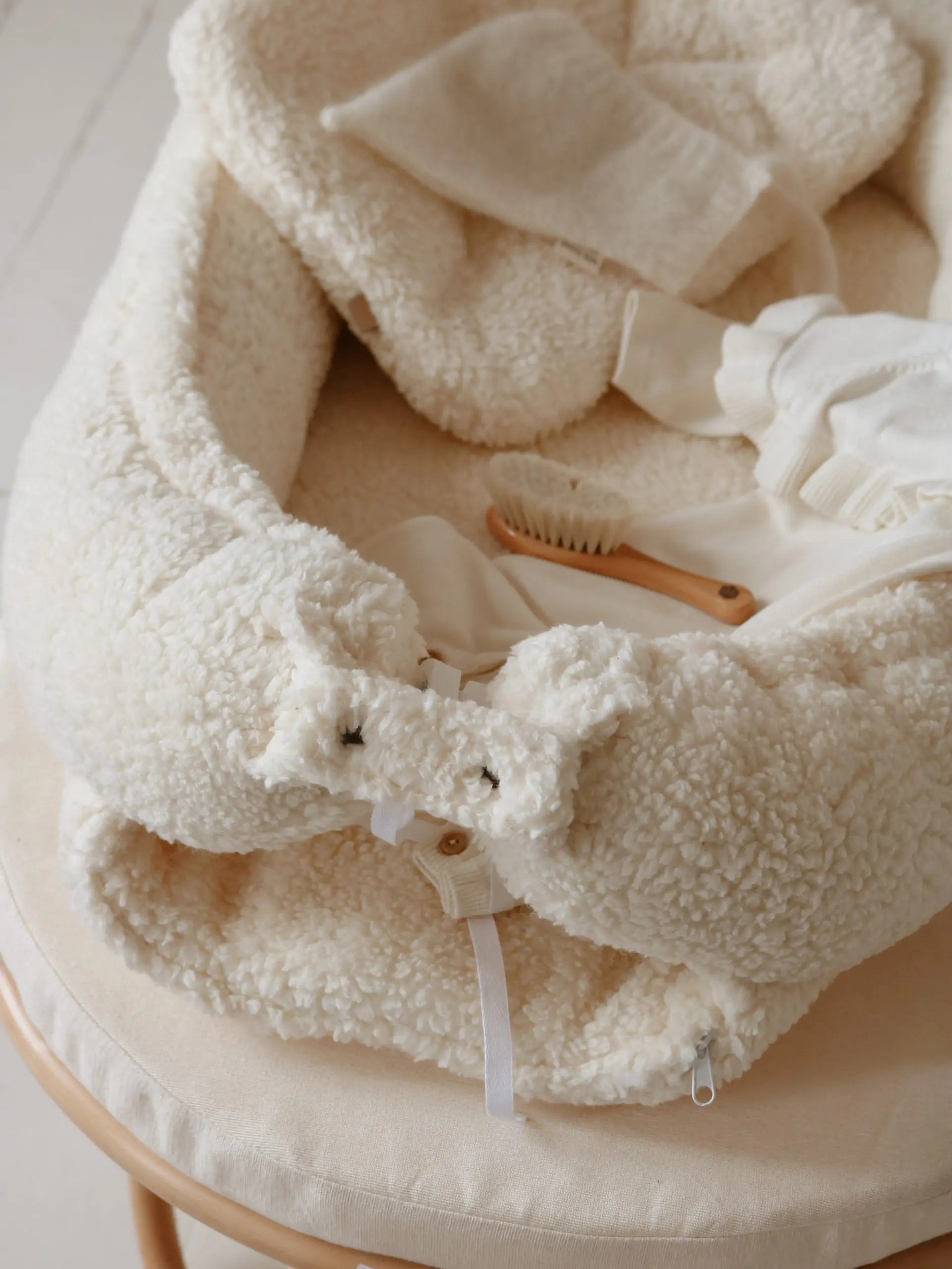 Suport de dormit Babynest Premium din tesatura bucle Crem, Teddy by BabyLy, 80x50 cm [4]