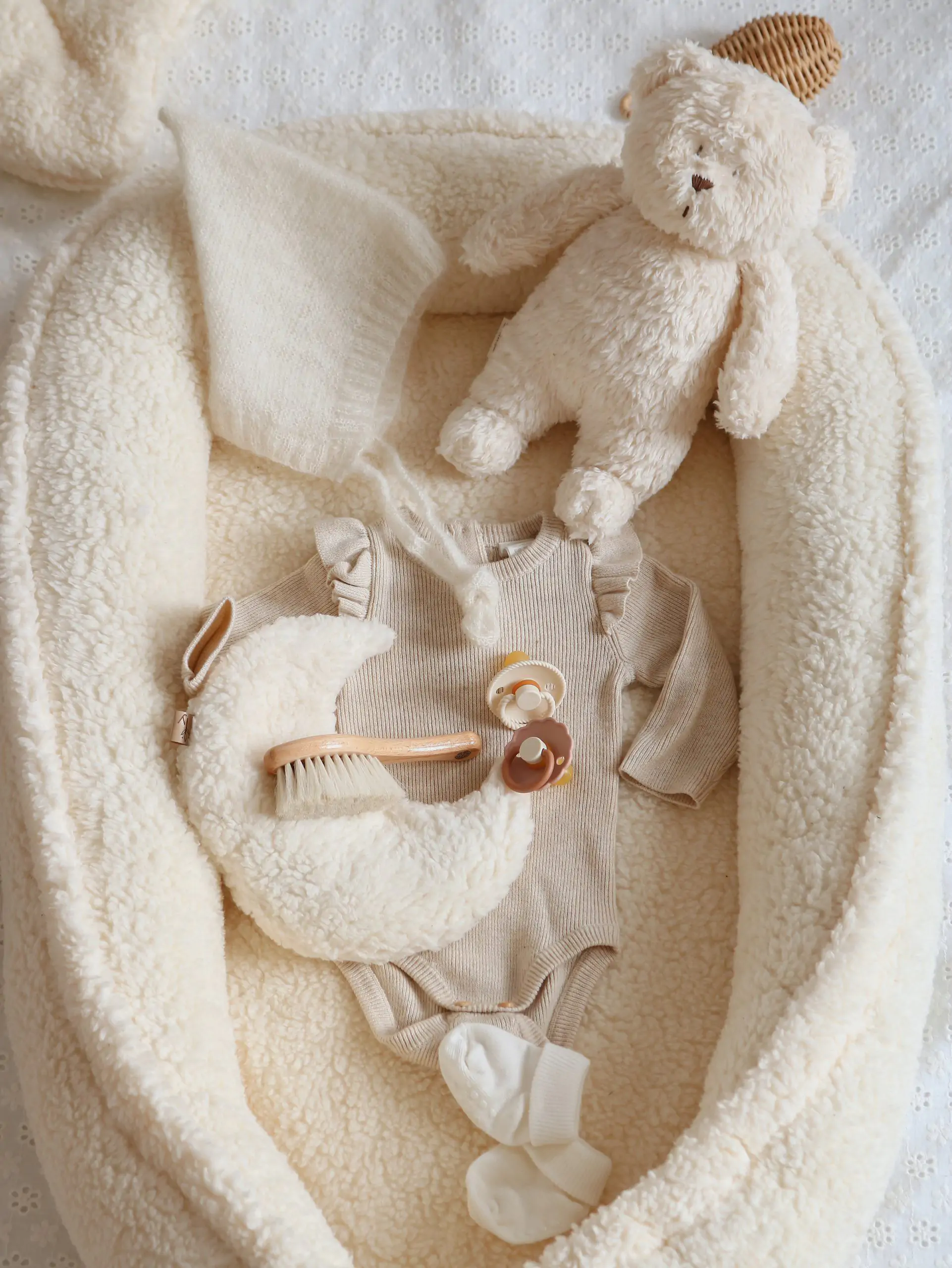 Suport de dormit Babynest Premium din tesatura bucle Crem, Teddy by BabyLy, 80x50 cm [2]