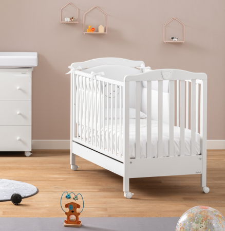 Patuturi de lemn bebelusi - Patut Bebe Mio alb cu 2 laterale culisante, sertar, suport saltea reglabil