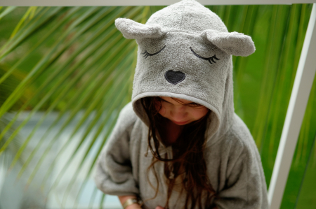 Prosop din fibra de bambus cu gluga si buzunar pentru bebelusi si copii, Poncho Teddy, Grey, 73x58 cm [1]