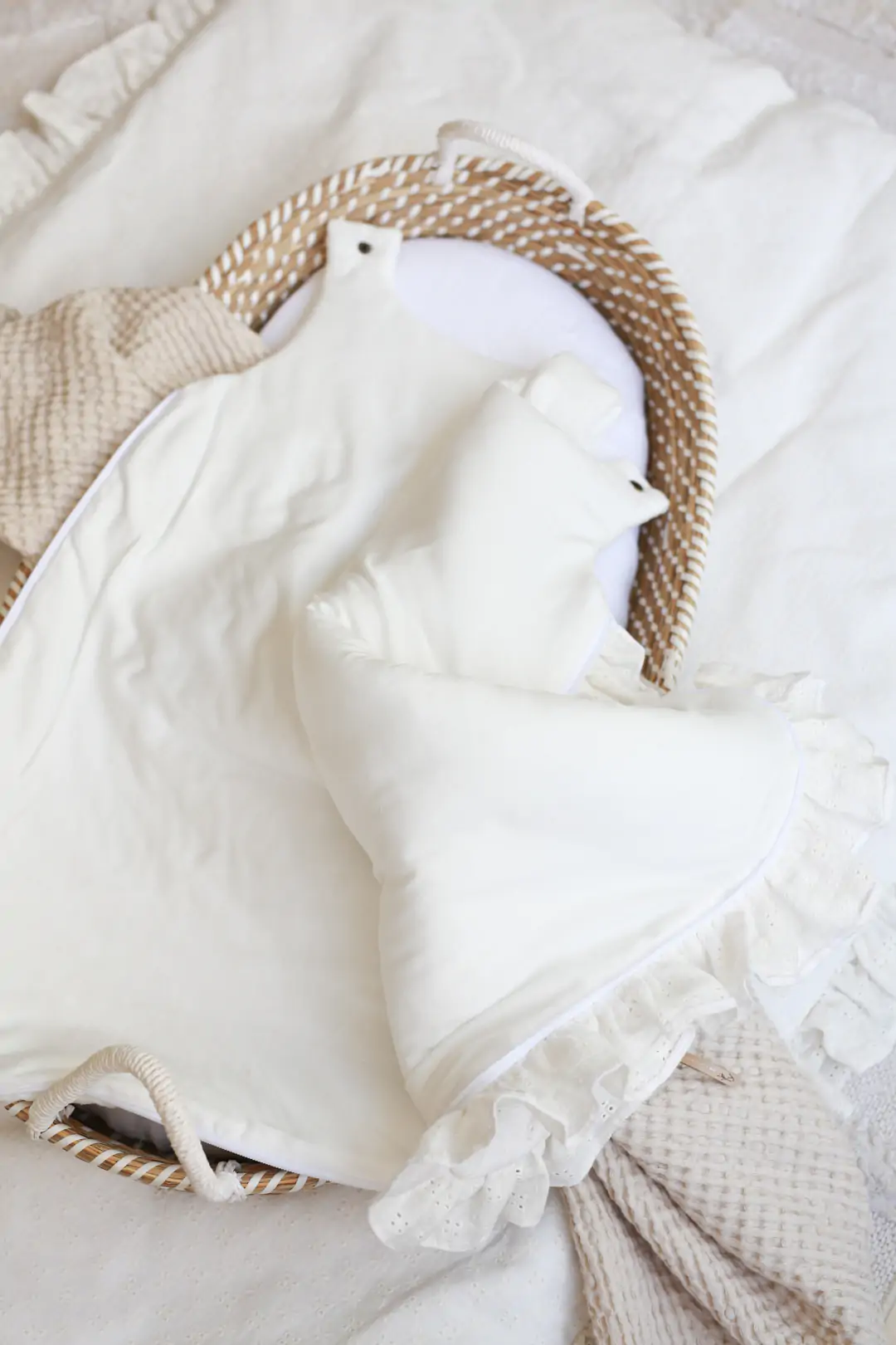 Sac de dormit pana la 9 luni, bumbac brodat Alb cu volanase by BabyLy cu umplutura antialergica BabySoft  , marimea S, 2-2,5 TOG pe tot parcursul anului [6]