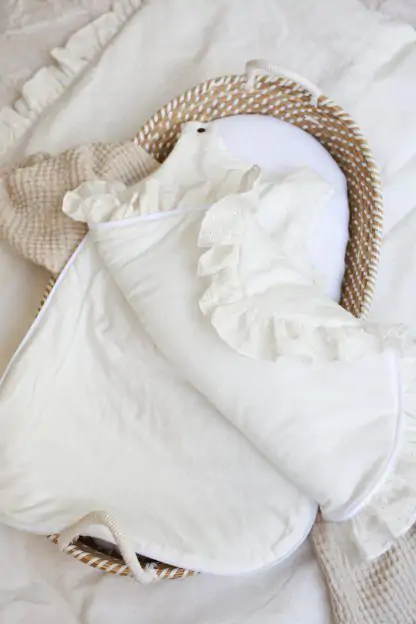 Sac de dormit pana la 9 luni, bumbac brodat Alb cu volanase by BabyLy cu umplutura antialergica BabySoft  , marimea S, 2-2,5 TOG pe tot parcursul anului [5]