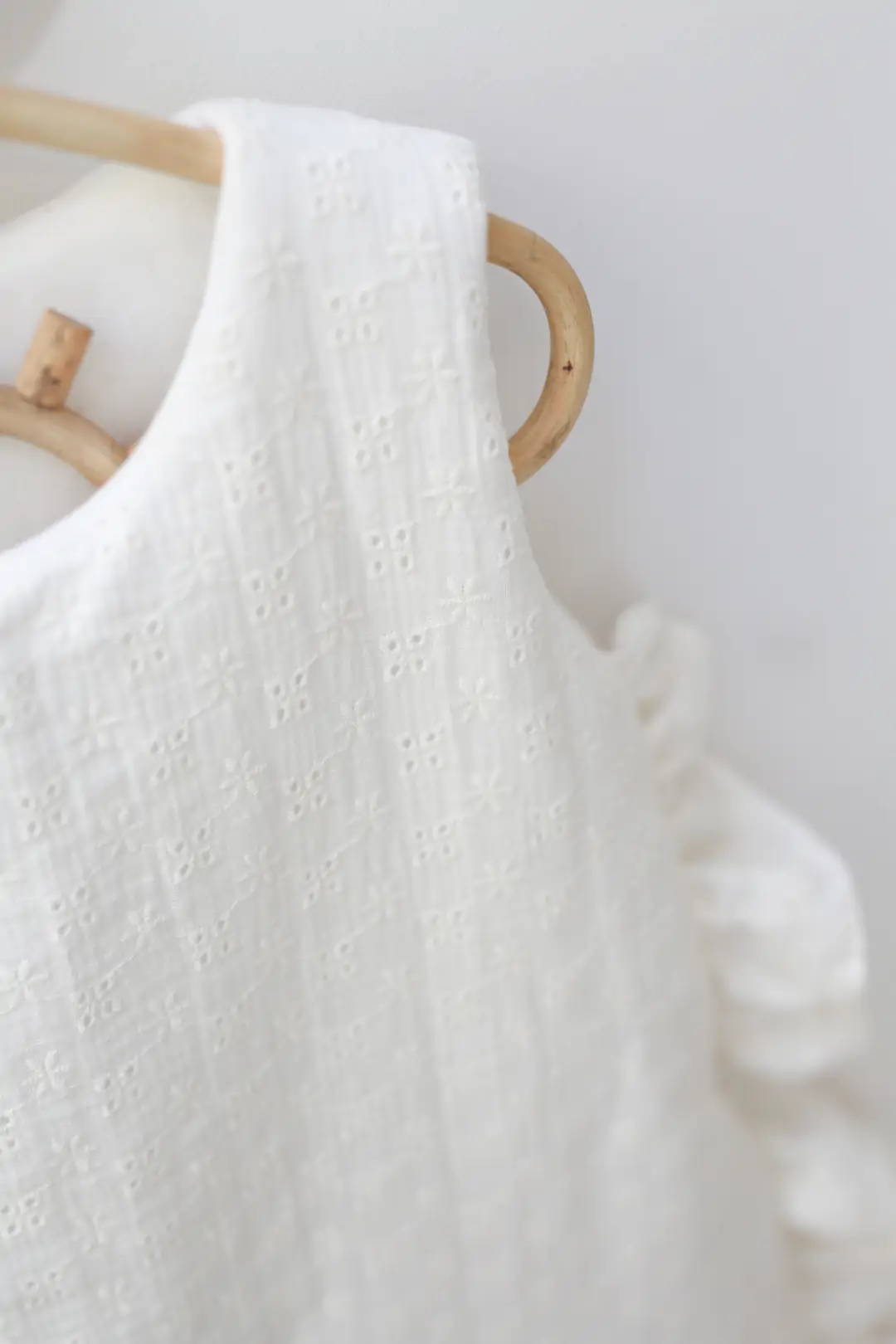 Sac de dormit pana la 9 luni, bumbac brodat Alb cu volanase by BabyLy cu umplutura antialergica BabySoft  , marimea S, 2-2,5 TOG pe tot parcursul anului [4]