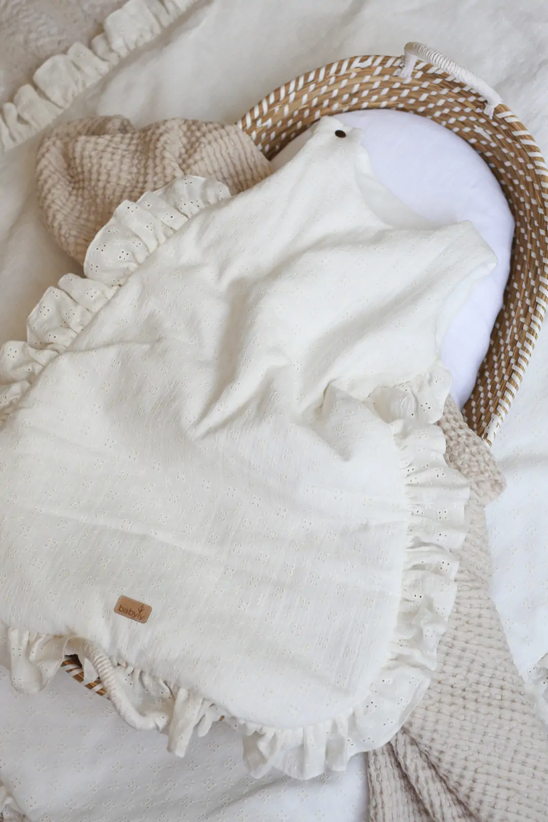 Sac de dormit pana la 9 luni, bumbac brodat Alb cu volanase by BabyLy cu umplutura antialergica BabySoft  , marimea S, 2-2,5 TOG pe tot parcursul anului [2]