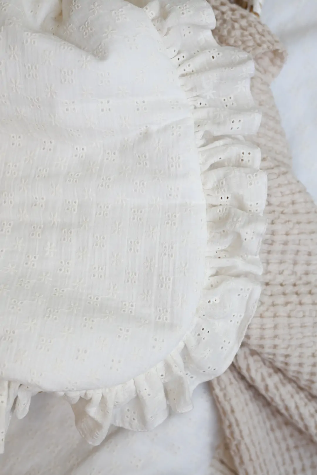 Sac de dormit pana la 9 luni, bumbac brodat Alb cu volanase by BabyLy cu umplutura antialergica BabySoft  , marimea S, 2-2,5 TOG pe tot parcursul anului [3]