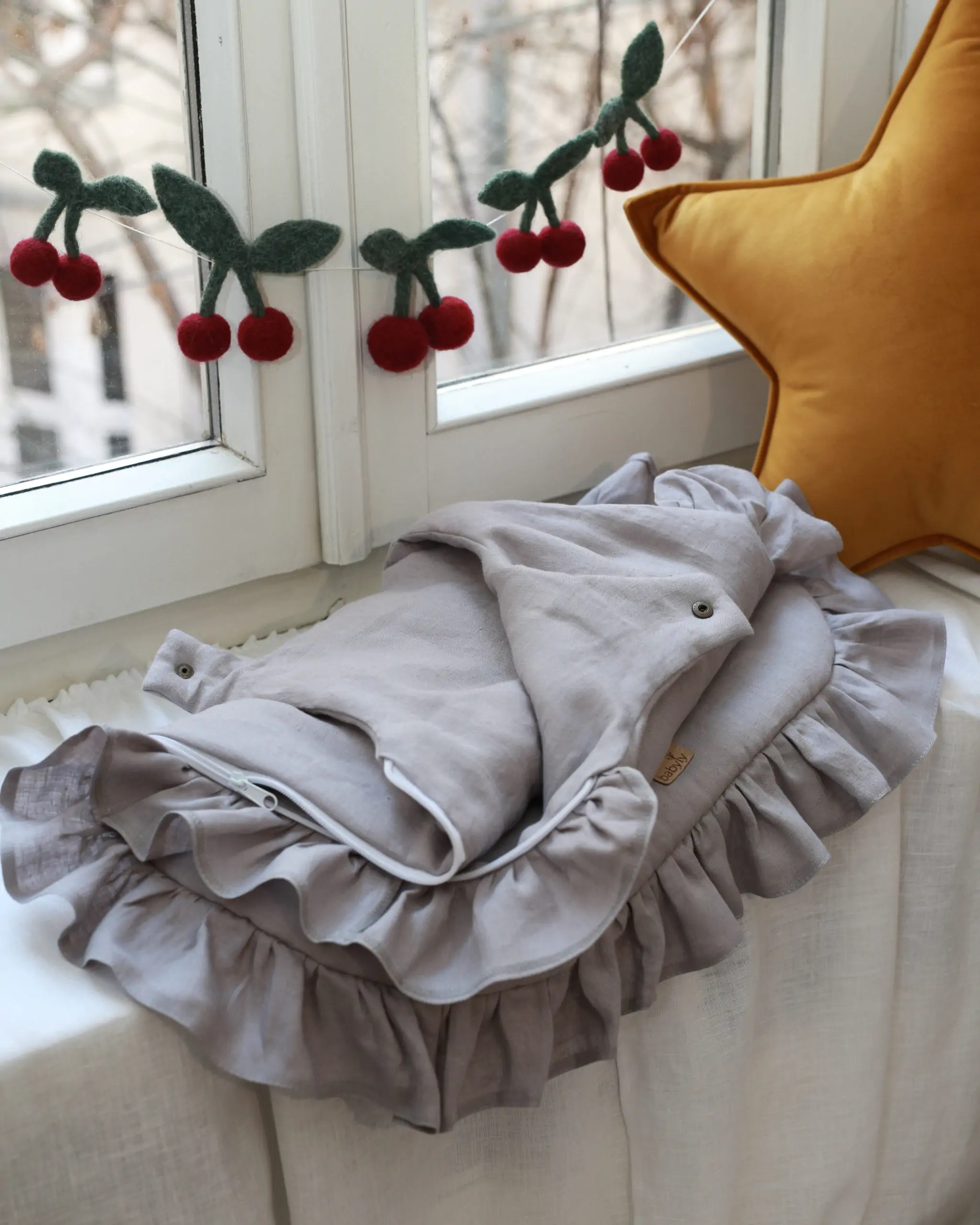 Sac de dormit pana la 9 luni, In Gri cu volanase by BabyLy cu umplutura antialergica BabySoft  , marimea S, 2 TOG pe tot parcursul anului [1]