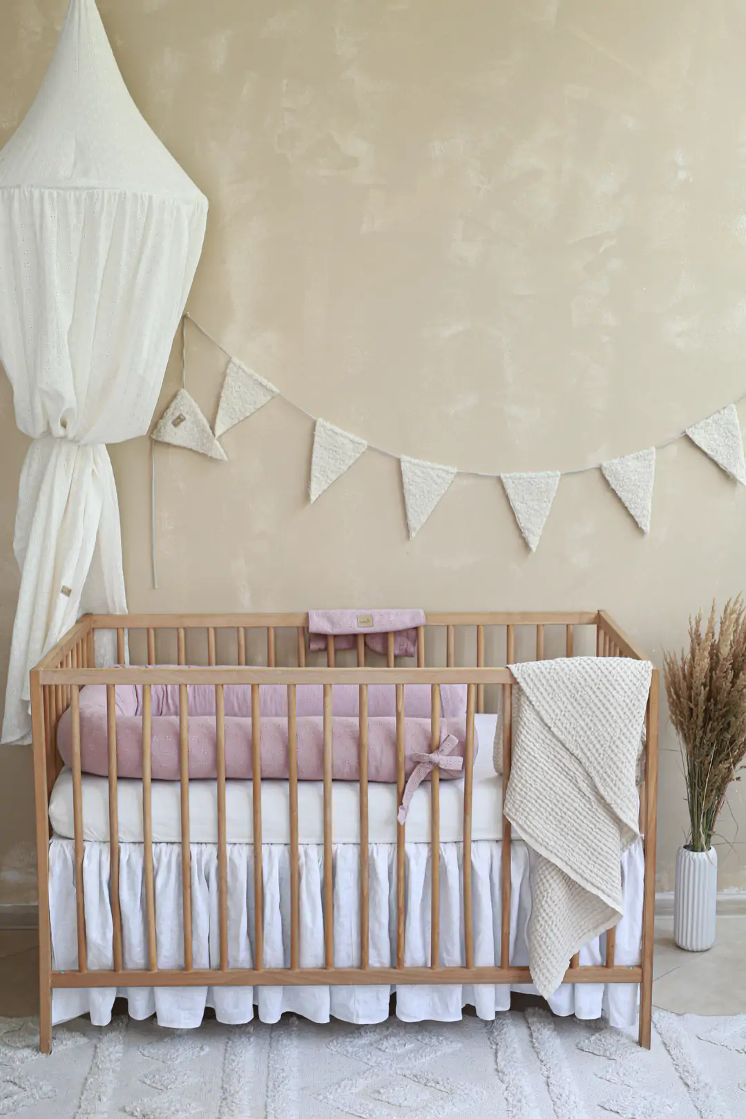 Suport de dormit Babynest 2in1 bara protectie patut Premium Bumbac Brodat Roz, 85x50 cm [4]