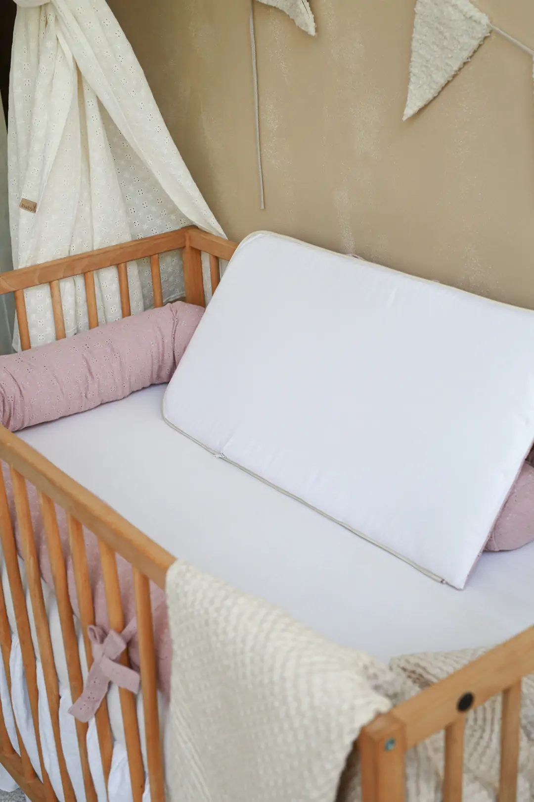 Suport de dormit Babynest 2in1 bara protectie patut Premium Bumbac Brodat Roz, 85x50 cm [7]