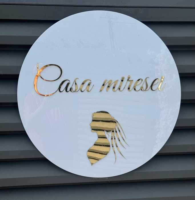 Placă decorativă „Casa Miresei” – Plexiglas alb & oglindă acrilică aurie – Ø 60 cm [2]