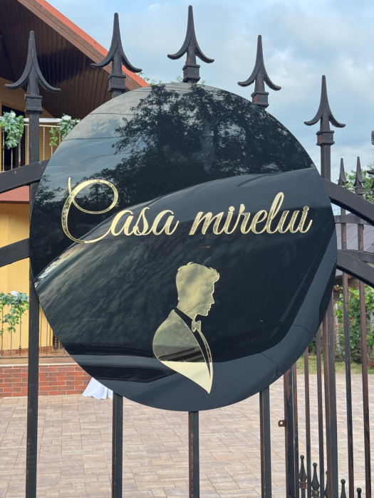 Placă decorativă „Casa Mirelui” – Plexiglas negru & oglindă acrilică aurie – Ø 60 cm [2]