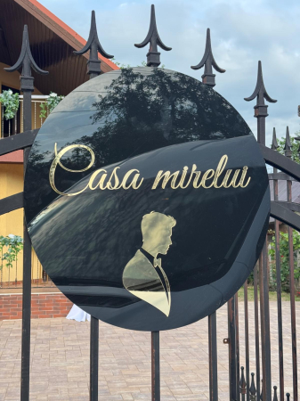 Placă decorativă „Casa Mirelui” – Plexiglas negru & oglindă acrilică aurie – Ø 60 cm [1]