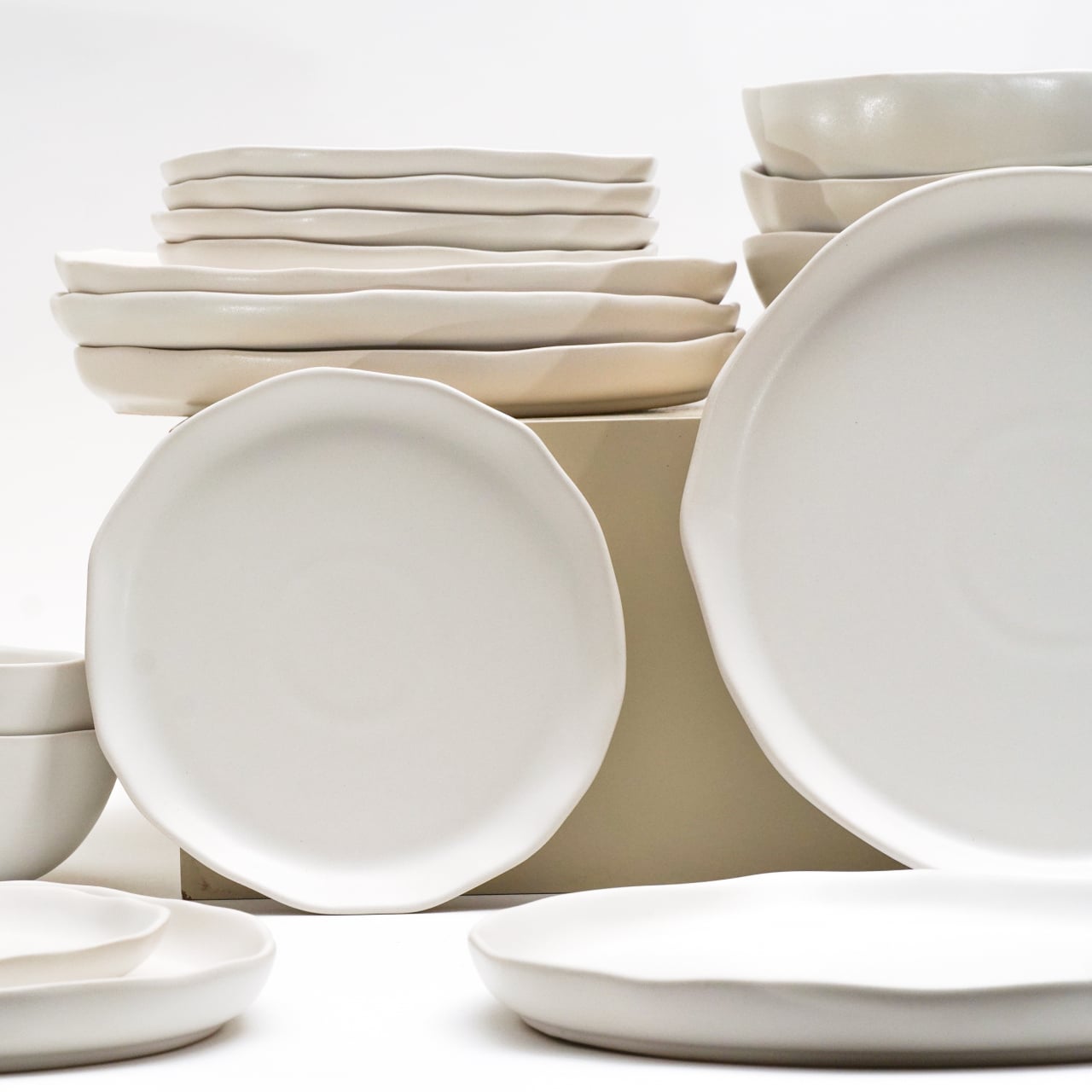 Set Farfurii 18 piese NOVUM Milk Foam (6 farfurii 26cm, 6 farfurii 21cm, 6 boluri 500ml, glazurat manual) [12]