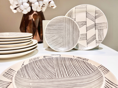 Set 12 Farfurii Ceramica (6 buc Desert 21cm, 6 buc Mari 26cm) Decorama Bej Deschis cu Pensulare Manuala Linii Neagre [2]
