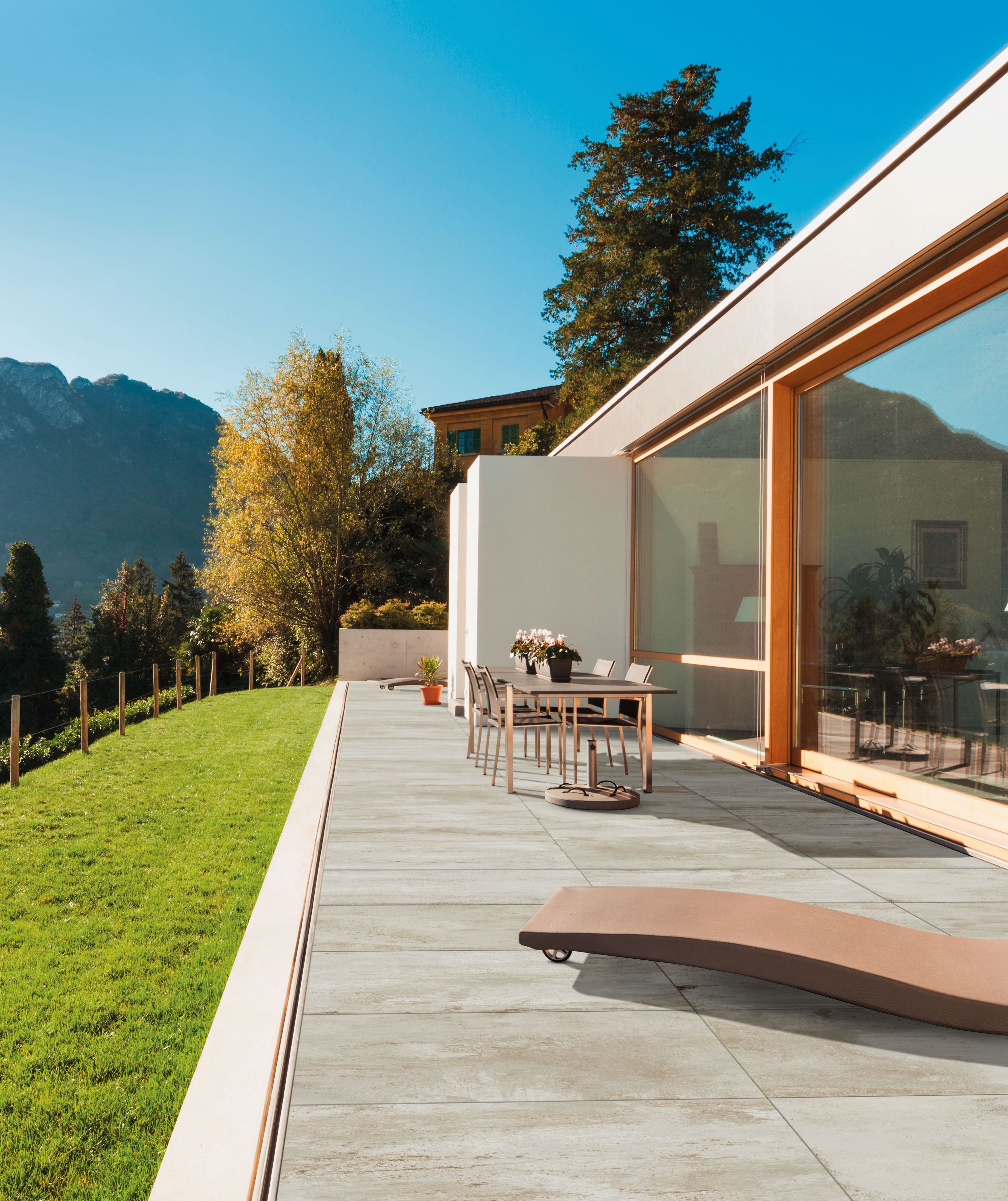 Gresia montată pe ploturi – soluția modernă pentru terase perfecte