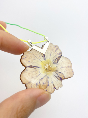 Pandantiv handmade cu floare cercercei [4]