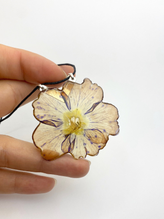 Pandantiv handmade cu floare cercercei [7]
