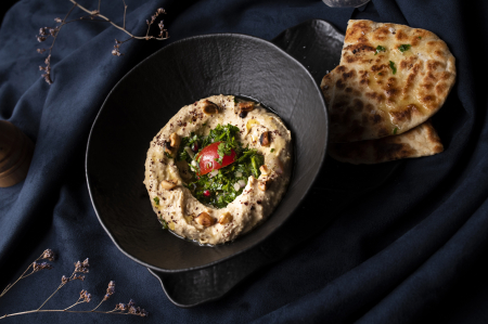 Garnituri - Hummus servit cu turta de casă, chimichurri