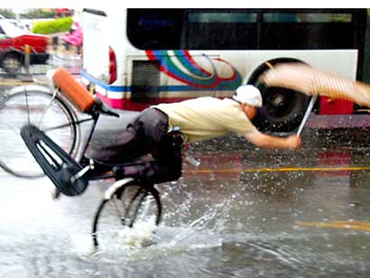 Ghid complet de pedalat prin ploaie pentru biciclistii entuziasti