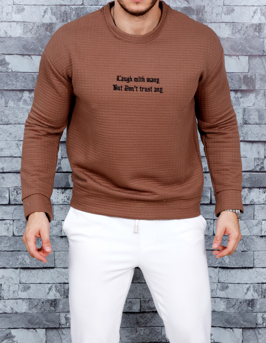 bluza maro scris negru piept [2]