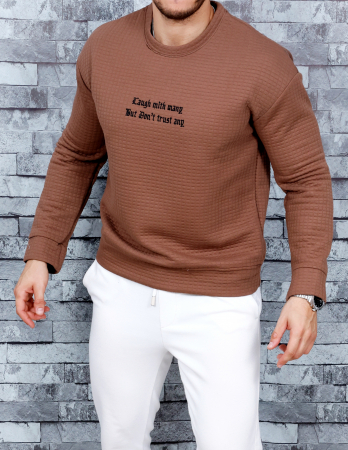bluza maro scris negru piept [2]