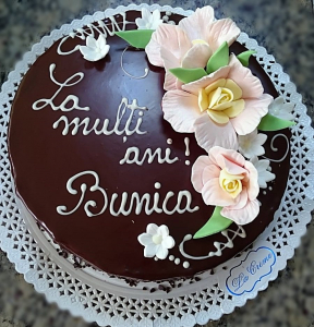 Torturi aniversare - Tort in ciocolata neagra cu flori model 1