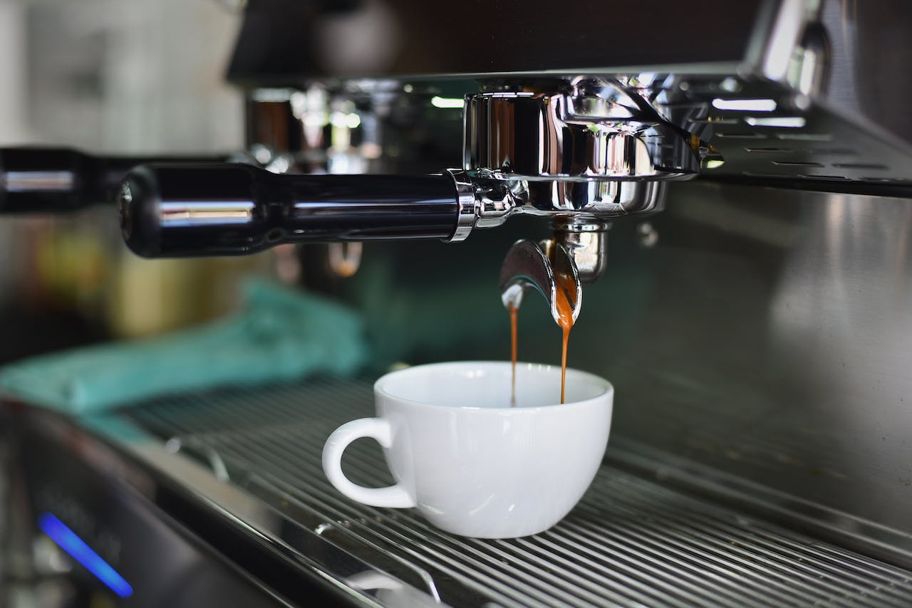 Cafeaua și tehnologia: cum au evoluat aparatele de cafea de-a lungul anilor