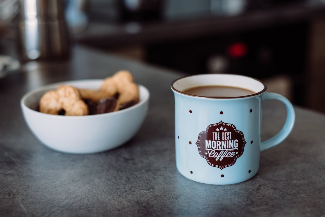 Cum să îți începi ziua: Ritualuri matinale cu cafea și ciocolată caldă