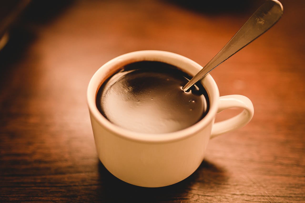 Cum poți obține o ciocolată caldă densă chiar la tine acasă