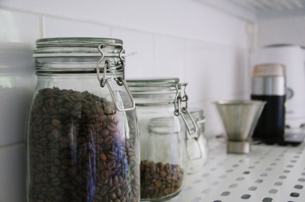 Cum să depozitam corect cafeaua boabe pentru a-și păstra aroma
