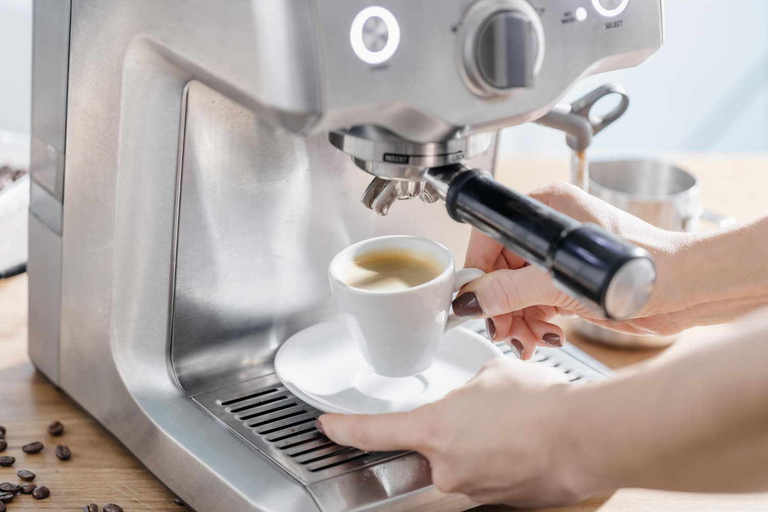 Espressoare compacte pentru bucătării mici: Soluții eficiente și elegante