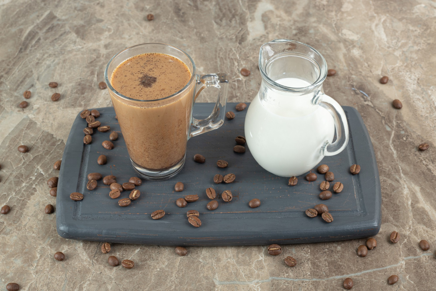 Lapte obișnuit vs. alternative vegetale: Care este cea mai bună alegere pentru cafea?