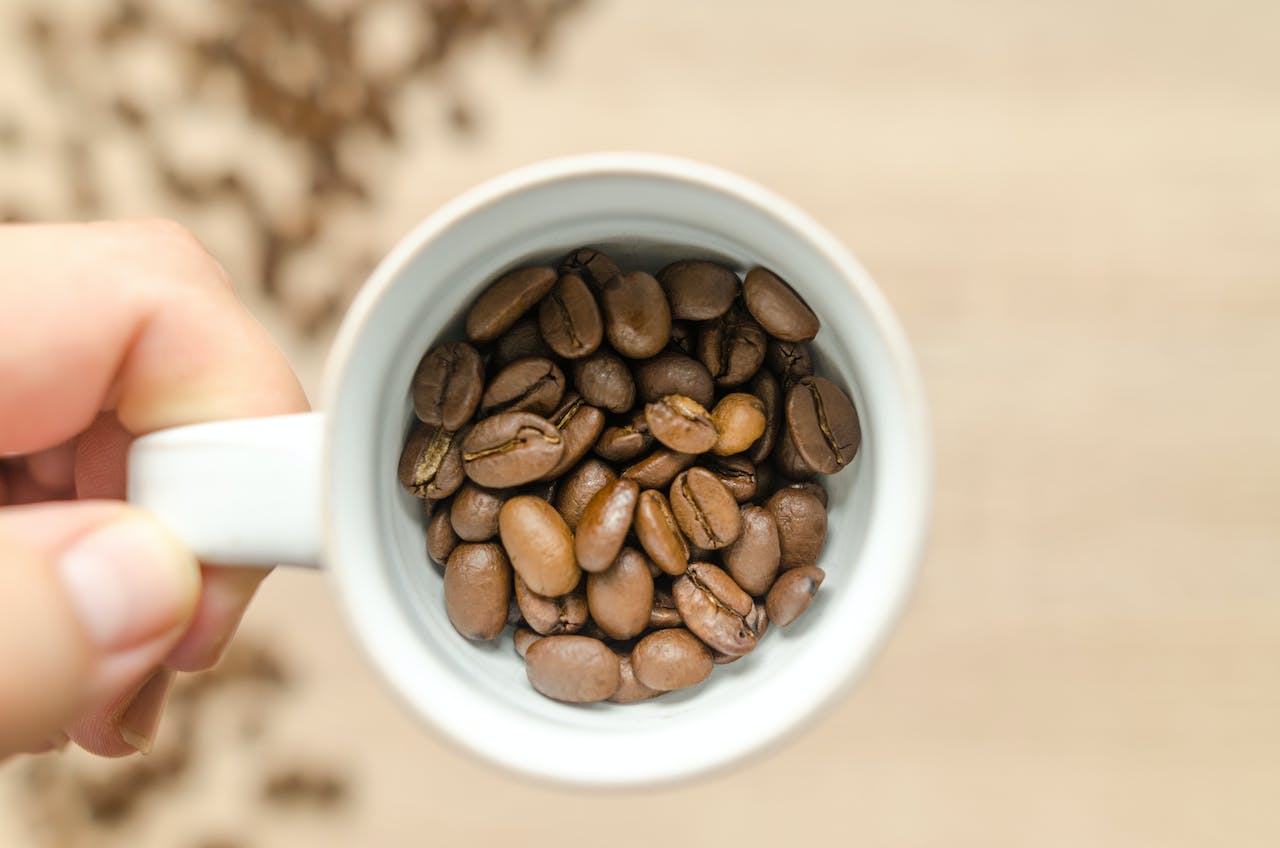 Poți mânca boabe de cafea? Beneficiile mestecatului cafelei