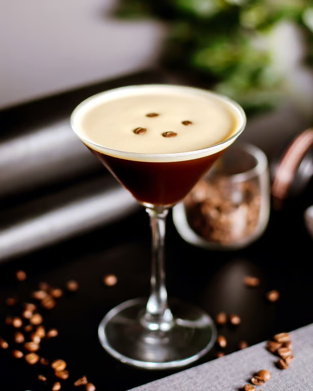 Espresso Martini: Rețeta clasică pentru acest cocktail cu cafea