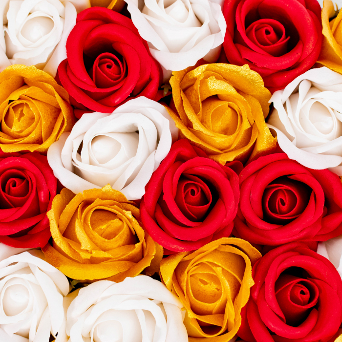 Aranjament Floral In Forma de Inima, Alb, Rosu si Auriu, 26 cm [3]