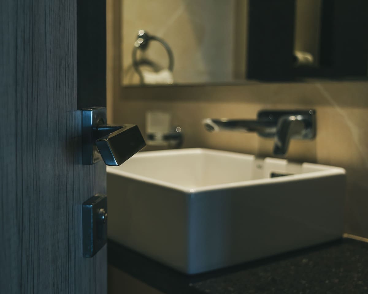 Amenajarea băii: idei de design interior cu accesorii moderne și funcționale