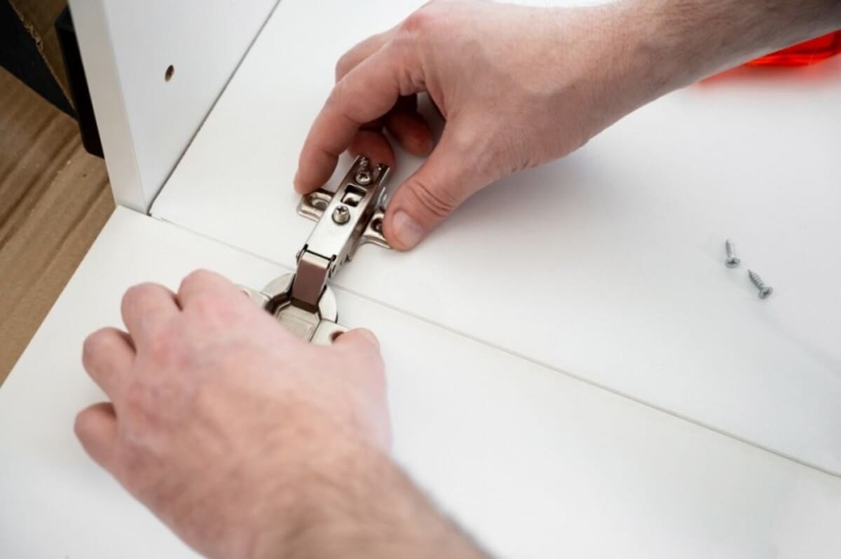 Tipuri de balamale pentru mobilă pe care trebuie să le cunoști înainte de a renova